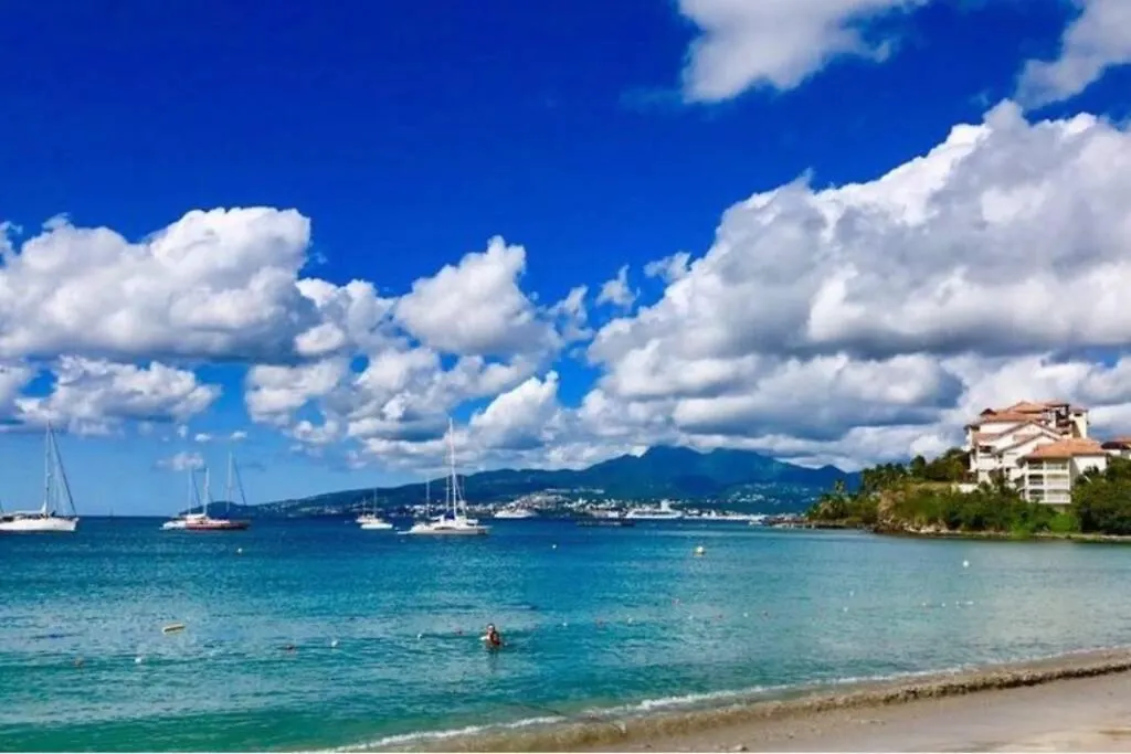 レ・トロワ・イレMagnifique T3 Renove Vue Mer Marina Pointe Du Boutアパートメント アパート